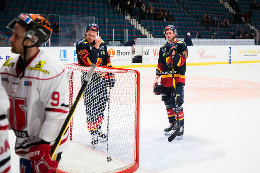 Djurgårdens Jakob Lilja (h) och Daniel Brodin (v) deppar