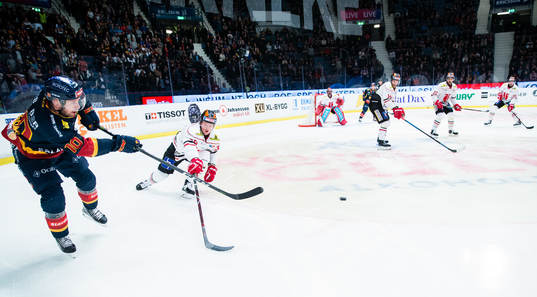 Djurgårdens Niclas Bergfors skickar in pucken framför