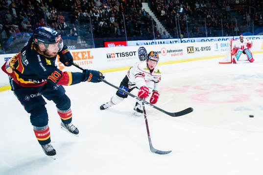 Djurgårdens Niclas Bergfors skickar in pucken framför