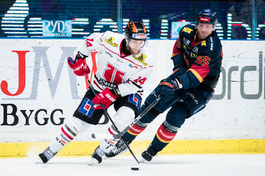 Örebros Tom Wandell i kamp om pucken med Djurgårdens
