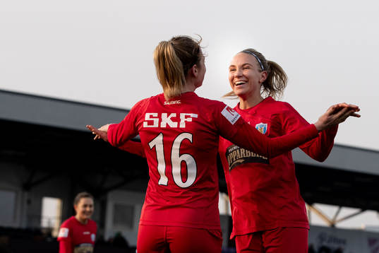 Göteborgs Emma Koivisto och Karin Lundin jublar