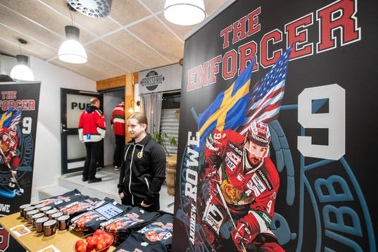 Poster av Moras Andrew Rowe i entrén på Jalas Arena