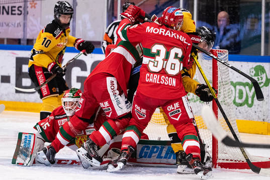 Luleås Emil Larsson tacklas av Moras Viktor Amnér och
