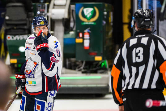 Linköpings Derek Roy och domare Johan Nordlöf Domare