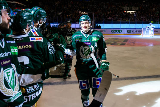 Färjestads Johan Ryno jublar