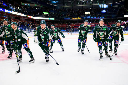 Färjestads spelare jublar och tackar publiken
