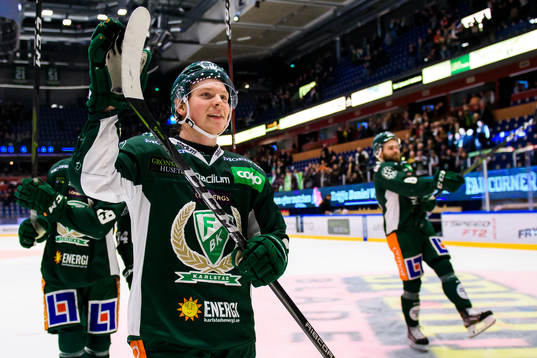 Färjestads Oskar Steen jublar och tackar publiken