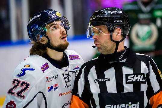 Linköpings Adam Brodecki och Domare Patrik Sjöberg