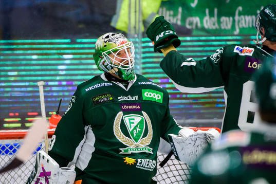 Färjestads målvakt Markus Svensson jublar