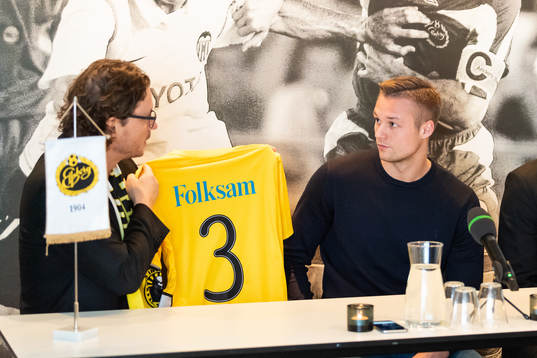 Klubbchef Stefan Andreasson lämnar över tröja med nummer