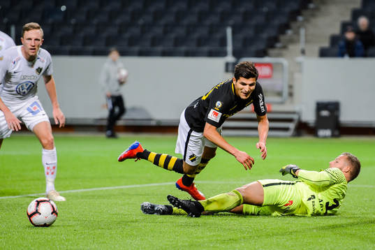 s Tarik Elyounoussi fälls av Jönköpings målvakt Frank