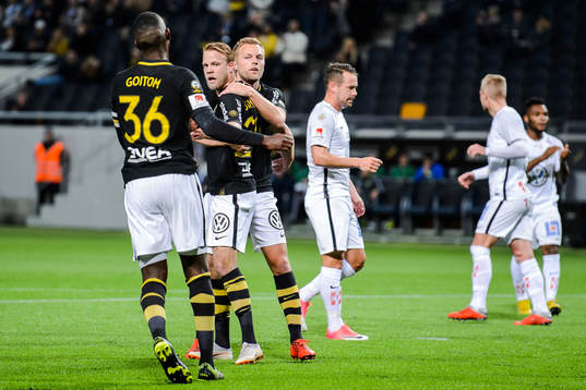 s Daniel Sundgren jublar med Henok Goitom och Sebastian