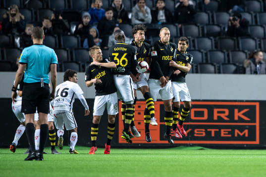 s spelare täcker en frispark