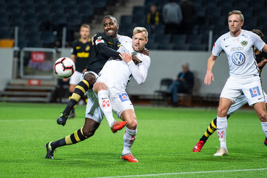 s Henok Goitom i en duell med Jönköpings Sebastian Crona