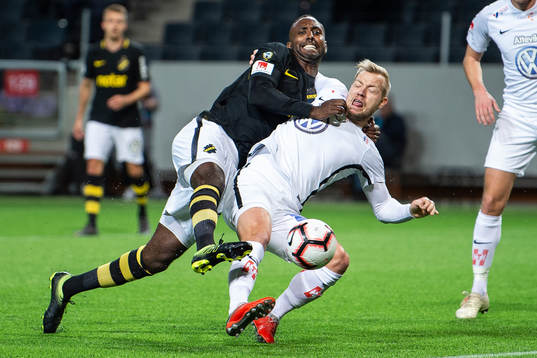 s Henok Goitom i en duell med Jönköpings Sebastian Crona