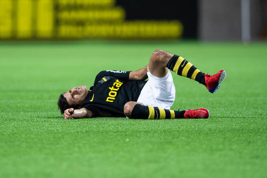 s Tarik Elyounoussi ligger ned