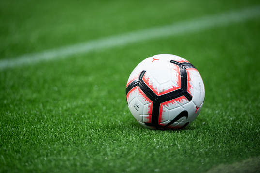 En fotboll på konstgräsplan