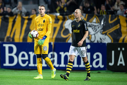 s målvakt Oscar Linnér och AIK:s Per Karlsson