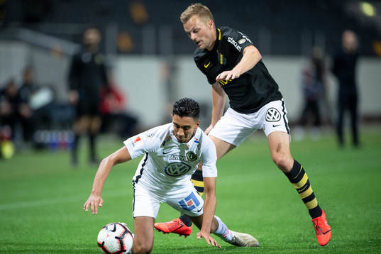 s Sebastian Larsson i en duell med Jönköpings Amir