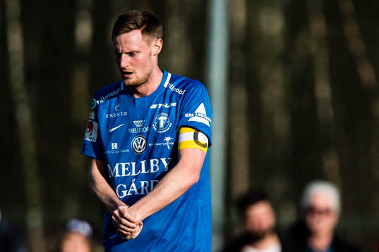 Trelleborgs Anton Tideman håller sig för handen