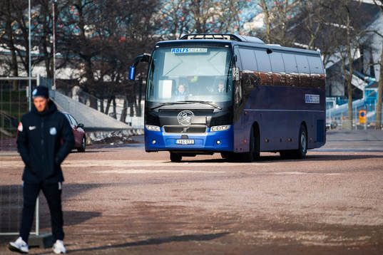 Norrbys spelarbuss anländer