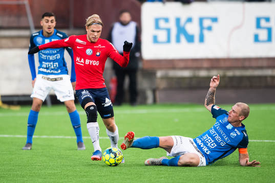 Örgrytes Linus Tornblad och Norrbys Nicklas Savolainen i