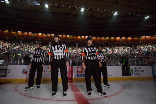 Domarna Linus Öhlund, Tobias Björk och linjemännen Jimmy