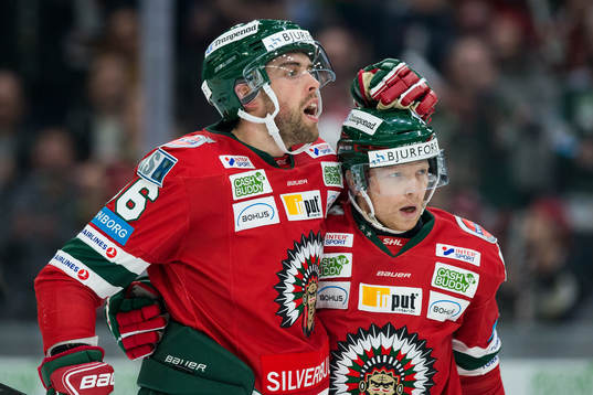 Frölundas Brandon Gormley jublar ihop med Ryan Lasch