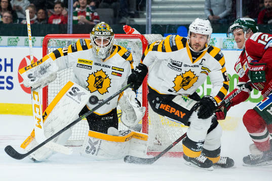 Skellefteås målvakt Mantas Armalis och Jimmie Ericsson