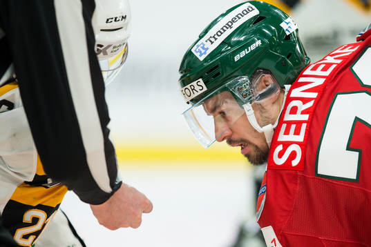 Frölundas Patrik Carlsson fokuserar på pucken vid tekning