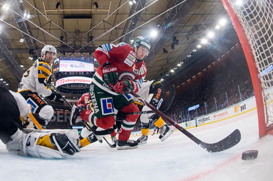 Frölundas Linus Nässén skjuter 2-0 bakom Skellefteås