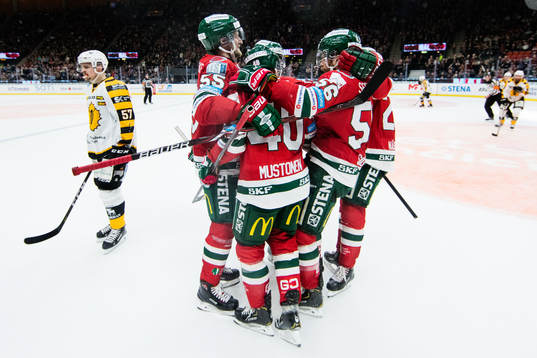 Frölundas Joel Mustonen  jublar med lagkamrater