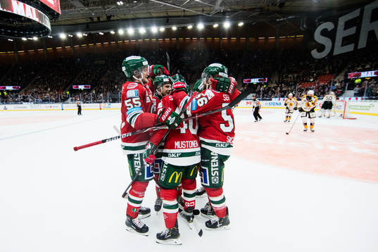 Frölundas Joel Mustonen  jublar med lagkamrater