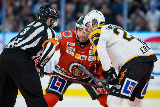 Domare Linus Öhlund förbereder en tekning mellan