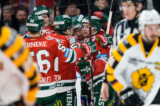 Frölundas Linus Nässén jublar med lagkamrater