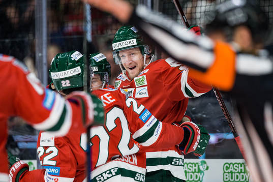 Frölundas David Printz  jublar med lagkamrater