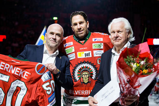 Frölundas speaker (29 år) Niklas Brink uppvaktas på sin