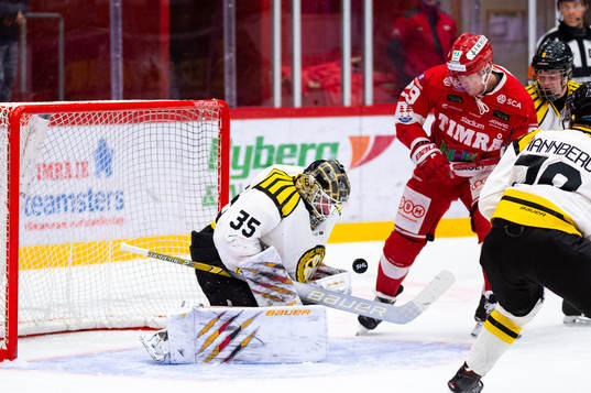 Brynäs målvakt David Rautio och Timrås Morten Madsen