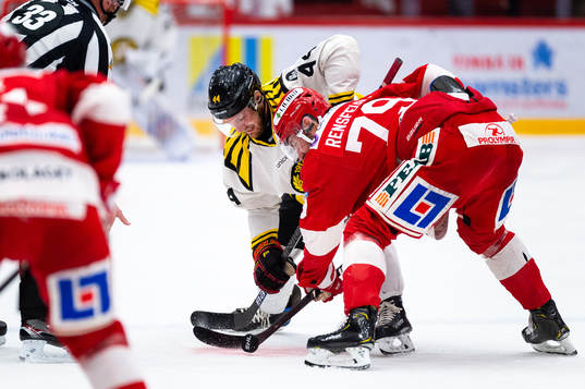 Brynäs Jacob Blomqvist tekar mot Timrås Ludvig Rensfeldt