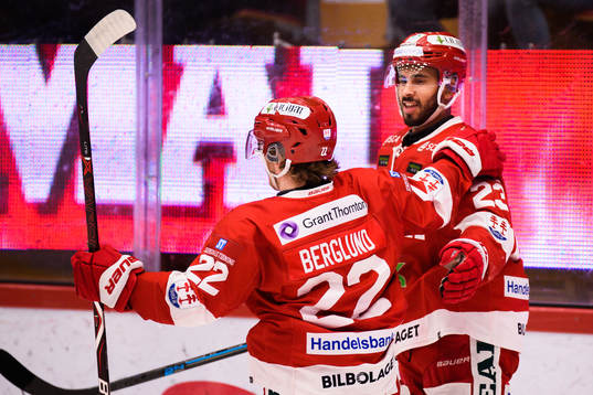 Timrås Jeremy Boyce jublar med Emil Berglund