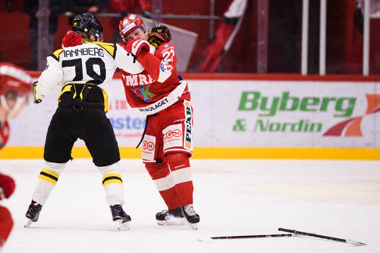 Brynäs Daniel Mannberg i bråk med Timrås Emil Berglund