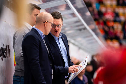 Timrås assisterande tränare Johan Thelin diskuterar med