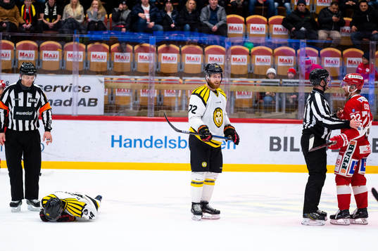Brynäs Jacob Blomqvist ligger på isen
