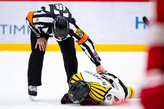 Brynäs Jacob Blomqvist ligger på isen