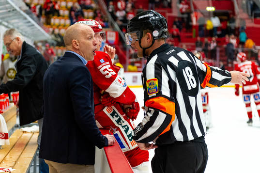 Timrås tränare Fredrik Andersson diskuterar med Domare