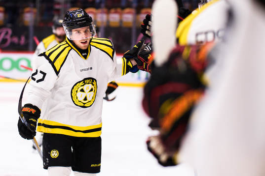 Brynäs Emil Forslund jublar
