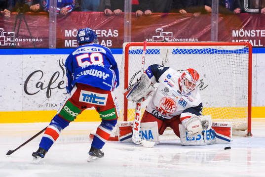 Västerviks målvakt Emil Kruse och Oskarshamns Oskar