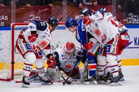Västerviks målvakt Emil Kruse och Victor Öhman samt