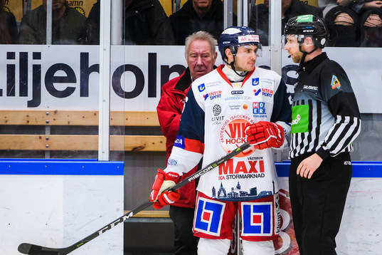 Västerviks Darren Nowick i samtal med domaren