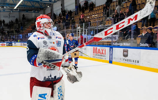 Västerviks målvakt Emil Kruse jublar